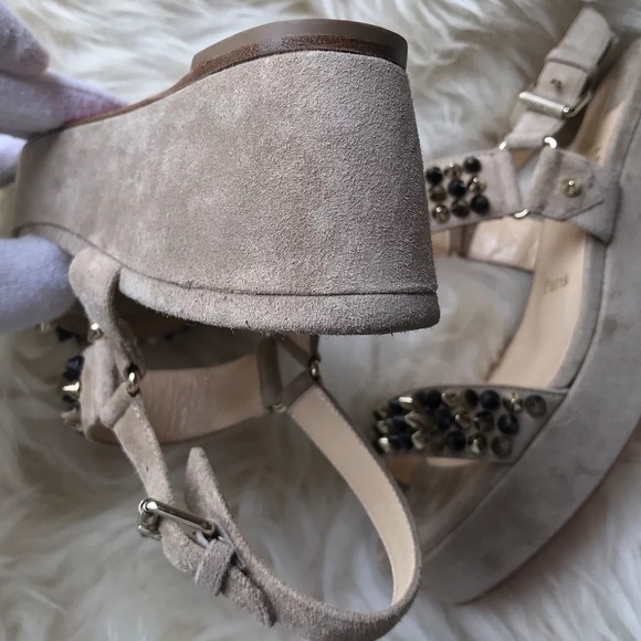 Christian Louboutin beige suede spikes wedges - Picture 2 of 7